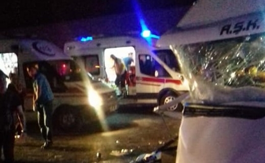 Bitlis'te öğrenci minibüsü kaza yaptı: 13 yaralı!